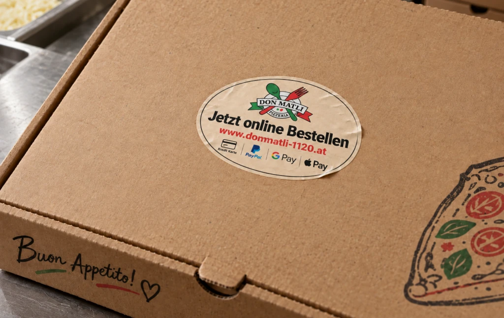 Von einer Werbeagentur gestalteter Bestellsticker für die Pizzeria Don Matli, der Kunden von Lieferplattformen zur direkten Online-Bestellung über die eigene Webseite führt.
